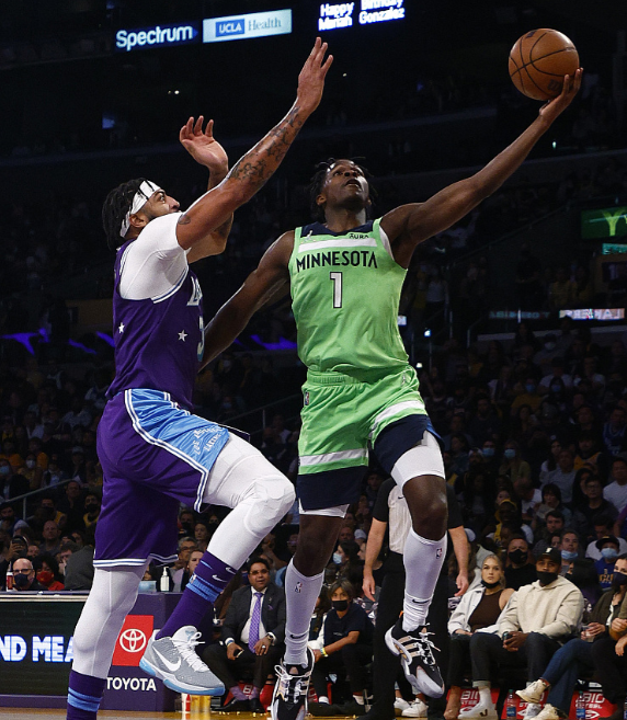  爱德华兹末节二十分，森林狼逆风翻盘  