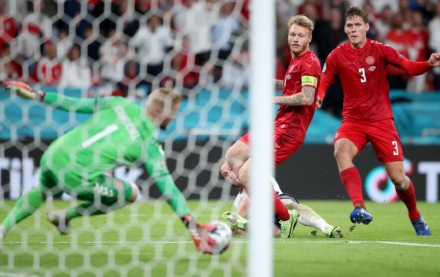  卡尔斯鲁厄年轻门将神勇发挥，多次扑救保住胜果